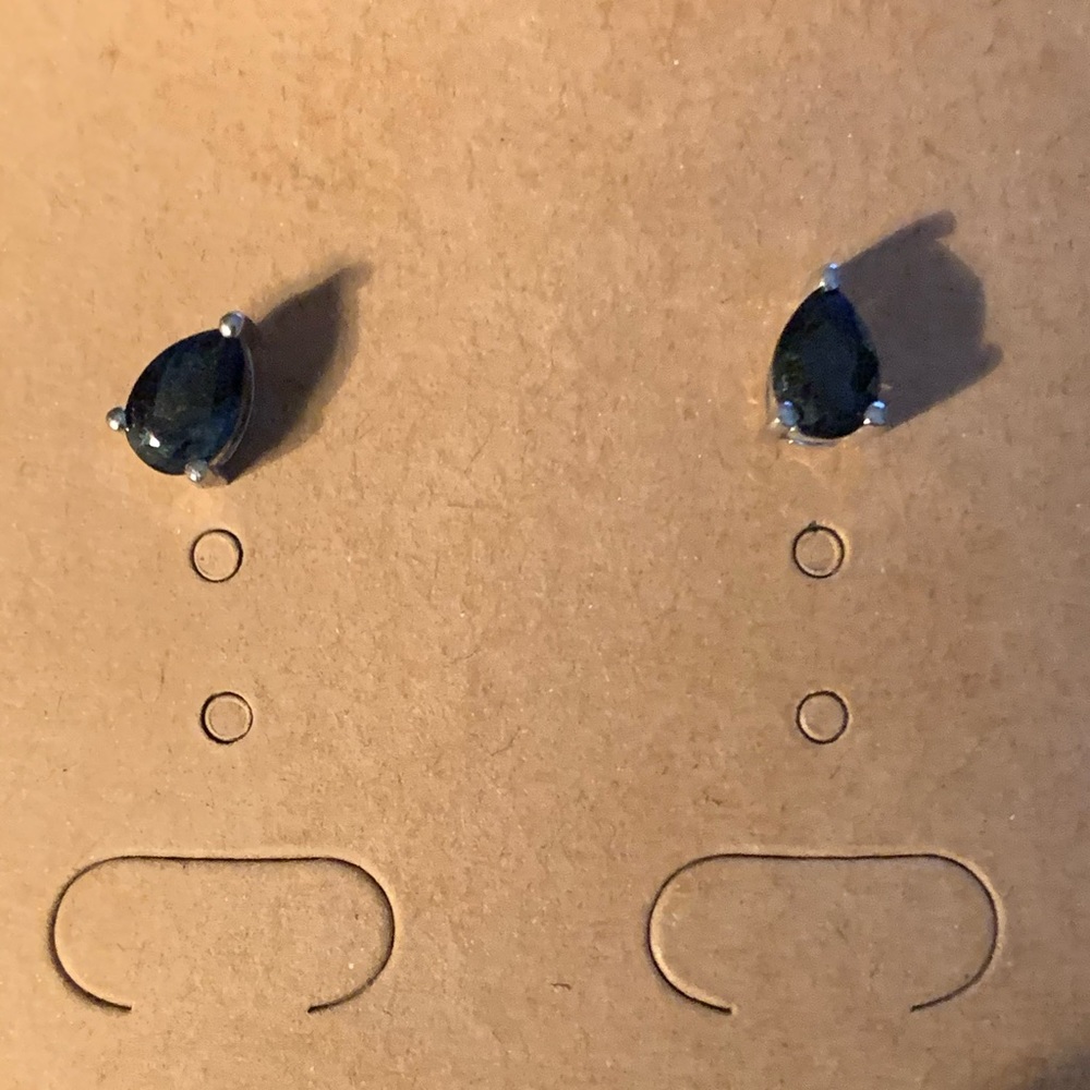 Tanzanite Stud - Picture 1 of 2